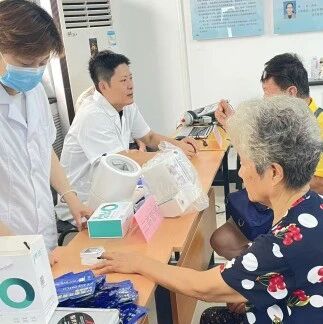 康小智携手左家庄街道为社区离退休老同志送健康